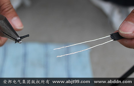 太陽(yáng)能電伴熱帶首端已剝開